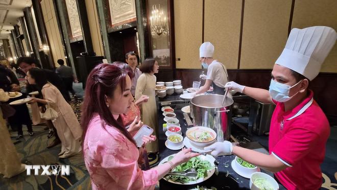 Kiều bào thưởng thức món phở truyền thống của Việt Nam tại Tết cộng đồng. (Ảnh: Việt Dũng/TTXVN) ttxvn-xuan-binh-ngo-2026-tet-cong-dong-dam-am-vui-tuoi-o-singapore3.jpg