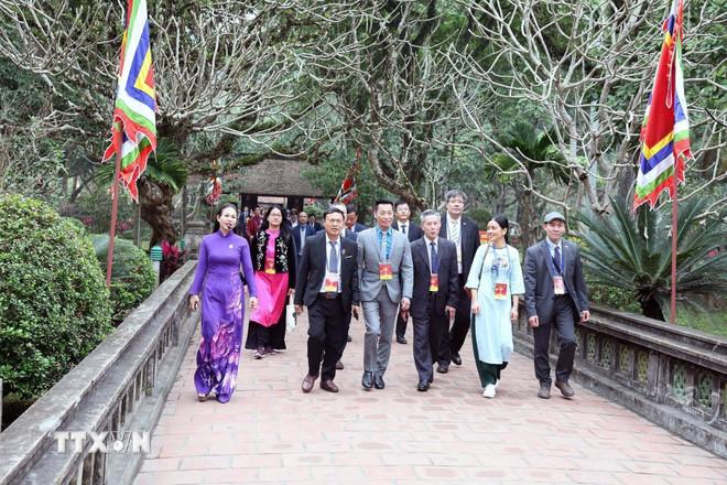 Đoàn kiều bào tham quan và dâng hương tại Khu di tích Đền thờ Vua Đinh, Vua Lê (tỉnh Ninh Bình). (Ảnh: Đại Nghĩa/TTXVN) ttxvn-ket-noi-kieu-bao-voi-tinh-ninh-binh2.jpg