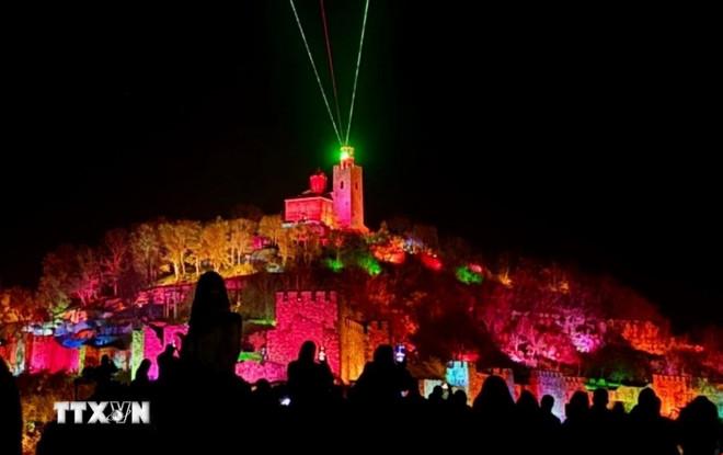Trình diễn âm thanh ánh sáng tại pháo đài Tsarevets. (Ảnh: TTXVN phát) ttxvn-viet-nam-bulgaria-day-manh-hop-tac-dia-phuong2.jpg