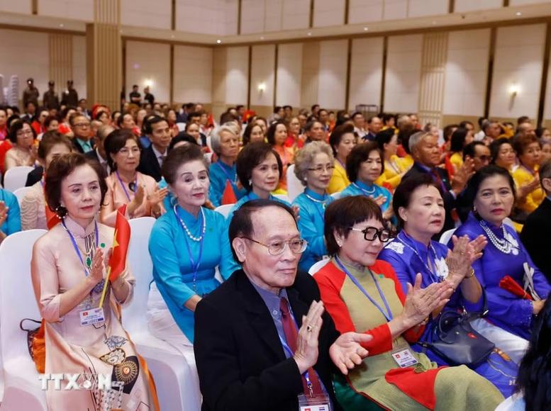 Tổng Bí thư, Chủ tịch nước Tô Lâm gặp gỡ cộng đồng người Việt Nam tại Thái Lan- Ảnh 4.