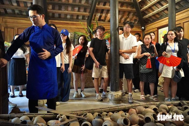 Cuộc gặp giữa hai thế hệ kiều bào bên dòng sông Hương - Ảnh 2.