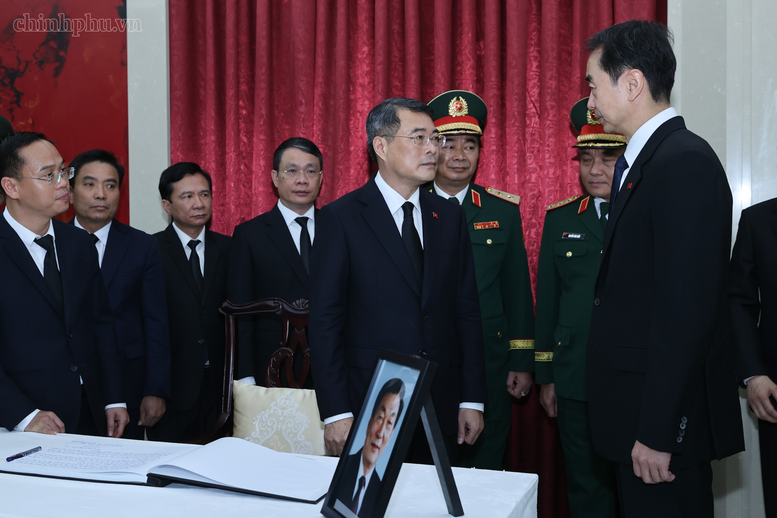 Thủ tướng Lê Minh Hưng dẫn đầu Đoàn đại biểu Đảng, Nhà nước, Mặt trận Tổ quốc Việt Nam viếng nguyên Thủ tướng Trung Quốc Chu Dung Cơ- Ảnh 2.