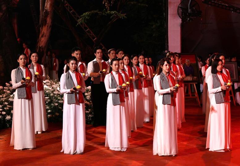 Xúc động “Khúc tri ân” ở Công viên Lê Thị Riêng trước giờ an táng 731 hài cốt liệt sĩ- Ảnh 10.