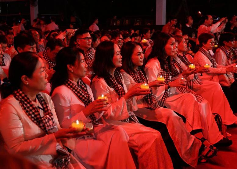 Xúc động “Khúc tri ân” ở Công viên Lê Thị Riêng trước giờ an táng 731 hài cốt liệt sĩ- Ảnh 9.
