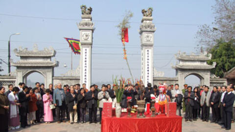 Tin ảnh: Đại biểu kiều bào tham dự nghi lễ tâm linh cùng lãnh đạo Đảng, Nhà nước