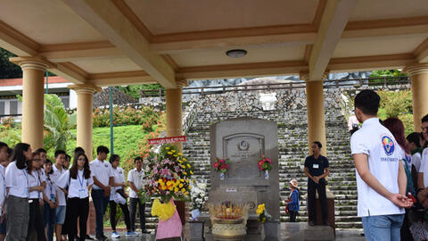 Thanh thiếu niên kiều bào đến Hòn Đất viếng mộ chị Sứ