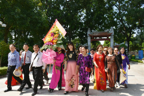 Đoàn cựu giáo viên kiều bào tại Thái Lan: “Chúng tôi yêu Bác Hồ không bờ không bến”