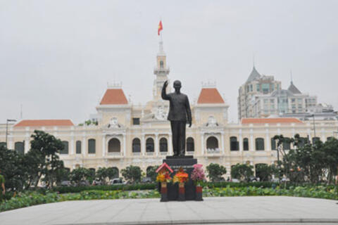 Đại biểu Trại hè Việt Nam 2015 dâng hoa tại tượng đài Bác và thăm Khu di tích Địa đạo Củ Chi