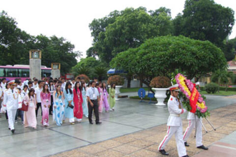 Tin ảnh: Trại hè Việt Nam 2010 tham gia một số hoạt động tại Hà Nội