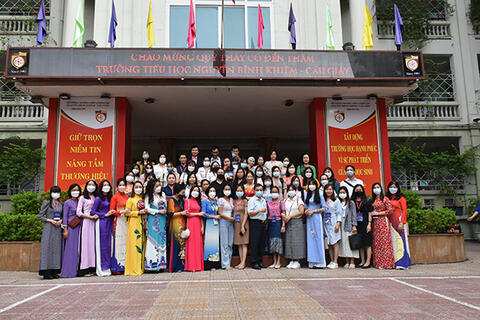Giáo viên kiều bào thăm và học tập kinh nghiệm giảng dạy tại Trường Tiểu học Nguyễn Bỉnh Khiêm