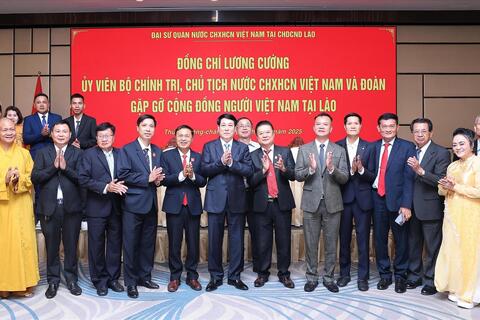 Chủ tịch nước Lương Cường gặp gỡ cộng đồng và doanh nghiệp Việt Nam tại Lào
