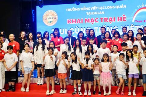 Thứ trưởng Bộ Ngoại giao Lê Thị Thu Hằng thăm cộng đồng người Việt tại Ba Lan