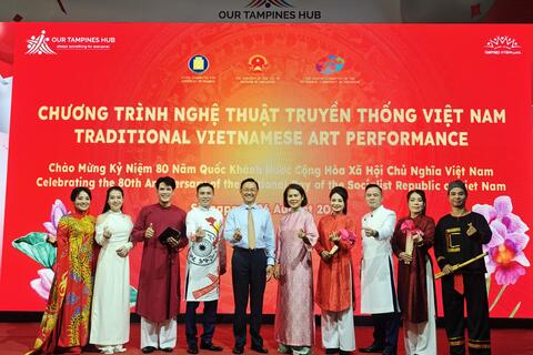 Đoàn nghệ thuật biểu diễn phục vụ Cộng đồng người Việt Nam tại Singapore