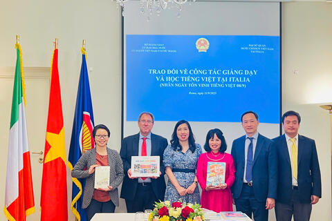 Thứ trưởng Bộ Ngoại giao Lê Thị Thu Hằng gặp gỡ cộng đồng và gặp mặt đại diện các trường Đại học của Italia nhân dịp kỷ niệm Ngày Tôn vinh tiếng Việt
