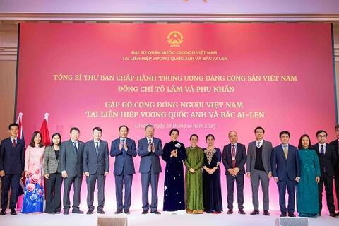 Tổng Bí thư gặp gỡ cộng đồng người Việt Nam và cán bộ Đại sứ quán Việt Nam tại Anh