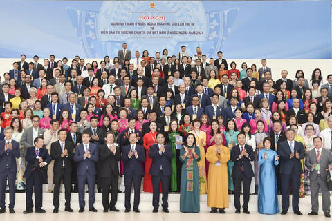 Thu hút chuyên gia người nước ngoài và kiều bào về nước giảng dạy, làm việc