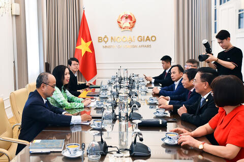 Thứ trưởng Bộ Ngoại giao Lê Thị Thu Hằng gặp gỡ Đoàn kiều bào Ủy viên Ủy ban Trung ương Mặt trận Tổ quốc khóa XI (2026-2031)
