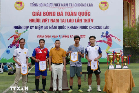 Sôi động giải bóng đá cộng đồng người Việt tại Lào