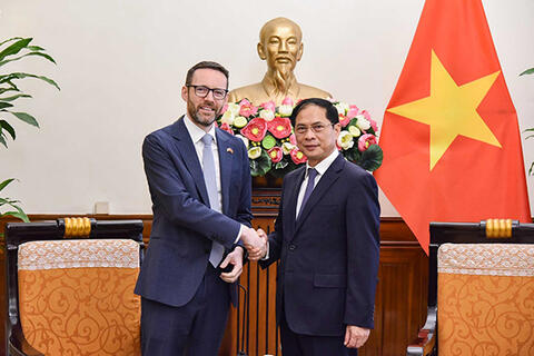 Bộ trưởng Ngoại giao Bùi Thanh Sơn tiếp Đại sứ Liên hiệp Vương quốc Anh và Bắc Ireland tại Việt Nam
