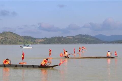 Độc đáo lễ hội đua thuyền độc mộc trên sông Pô Kô