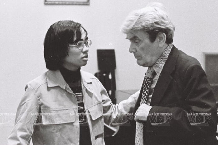 Giáo sư Liên xô V.A.Na-tan-xôn và người học trò yêu quý của ông tại Moscow (Liên Xô cũ) những năm 1980