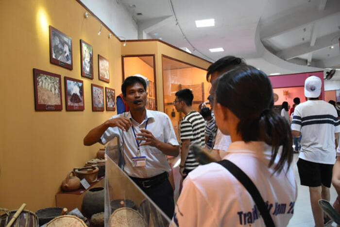 Nghe giới thiệu về nghề truyền thống của cư dân sống tại Ninh Thuận