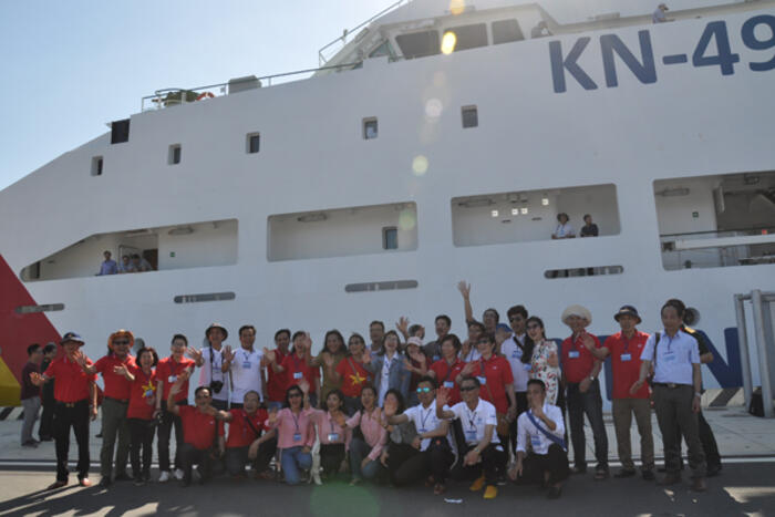 Đoàn công tác số 10 chụp ảnh lưu niệm trước con tàu KN 491 trước khi bắt đầu chuyến hành trình