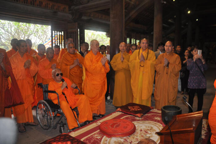 Đoàn dâng hương tại chùa Phật Tích