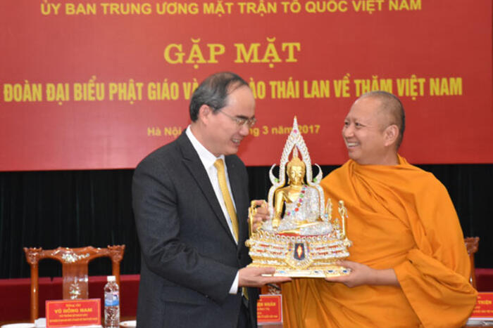 Chủ tịch Nguyễn Thiện Nhân nhận quà tặng từ Đoàn Giáo hội Phật giáo Thái Lan