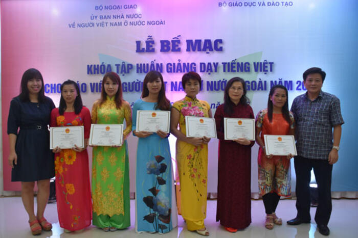 Cô Phạm Thị Thu Hương (thứ 4 từ phải sang) tại buổi bế mạc Khóa Tập huấn tiếng Việt 2016