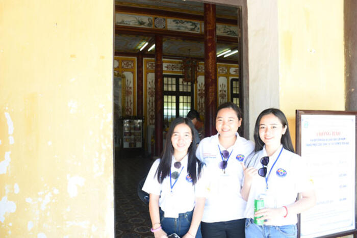 Châu Ngọc Duyên (giữa) cùng 2 người bạn đến từ Campuchia