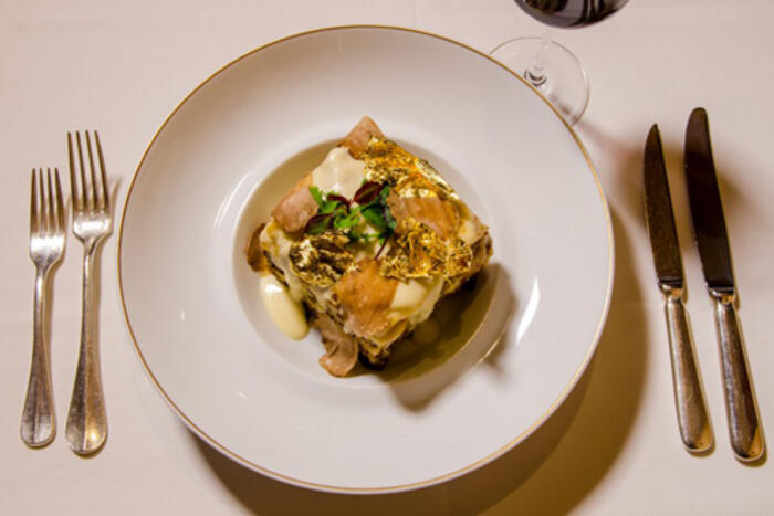 Tại khách sạn Westin, New York, Mỹ có một món ăn đắt tiền, được chế biến bởi đầu bếp Frank Tujague. Món ăn này trị giá 1.000 USD, được phủ vàng lá lên trên món ăn