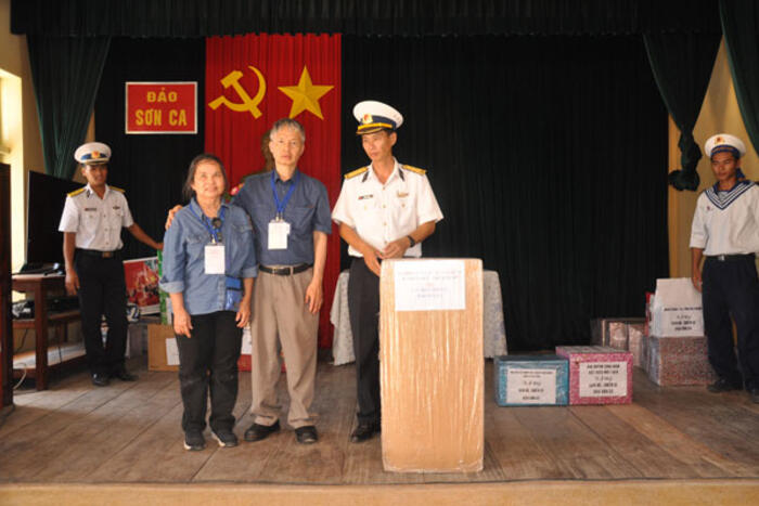 Vợ chồng ông Lê Văn Minh tặng quà cho cán bộ chiến sĩ đảo Trường Sa Đông