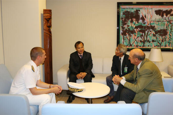 Ông Yves Mathis và ông Thirerry Cornaille gặp gỡ và trò chuyện cùng Thứ trưởng Vũ Hồng Nam ở sân bay