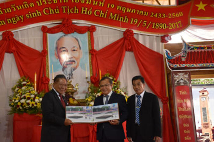Thứ trưởng Vũ Hồng Nam tặng quà cho ông Pra-chuộp Chai-ya-sẳn
