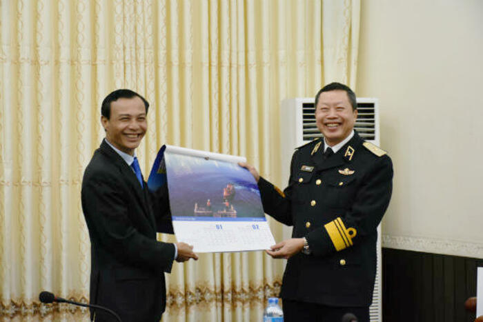 Ông Lương Thanh Nghị, Phó Chủ nhiệm Ủy ban Nhà nước về người Việt Nam ở nước ngoài gửi tặng bộ lịch cho đại diện Bộ tư lệnh Hải quân, Chuẩn đô đốc Đặng Minh Hải.