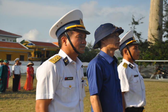Ông Lương Thanh Nghị - trưởng đoàn công tác - dự lễ chào cờ tại cột mốc chủ quyền trên đảo Song Tử Tây