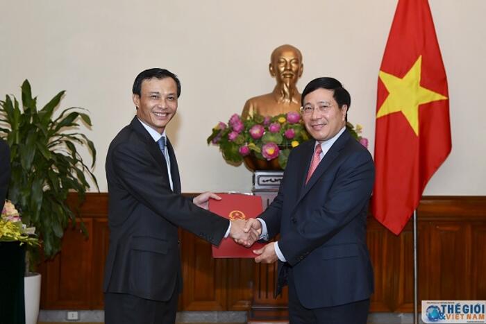 Phó Thủ tướng, Bộ trưởng Ngoại giao Phạm Bình Minh trao Quyết định cho ông Lương Thanh Nghị (Ảnh: Tuấn Anh)