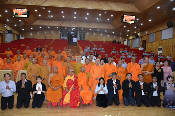Đoàn chụp ảnh lưu niệm với các chư tôn đức thành viên Ban trị sự Giáo hội Phật giáo tỉnh Kiên Giang