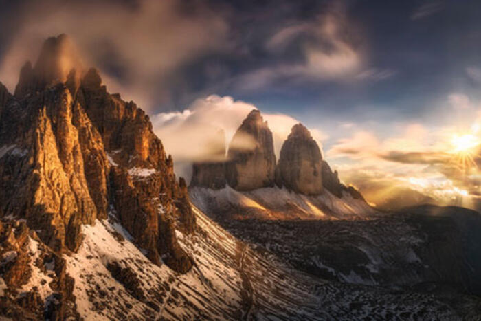 Nụ hôn của mặt trời trên đỉnh núi Tre Cime di Lavaredo, Italy