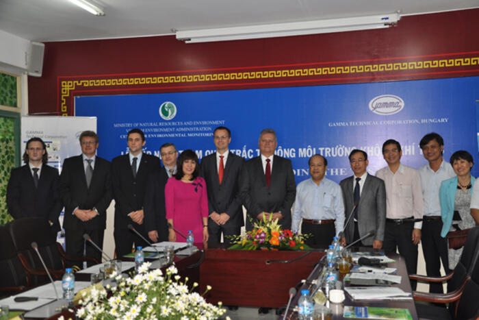 Thông qua vai trò cầu nối của TS Phan Bích Thiện, Tập đoàn GAMMA trao tặng Trạm Quan trắc không khí tự động cho Việt Nam (Tháng 11/2015)