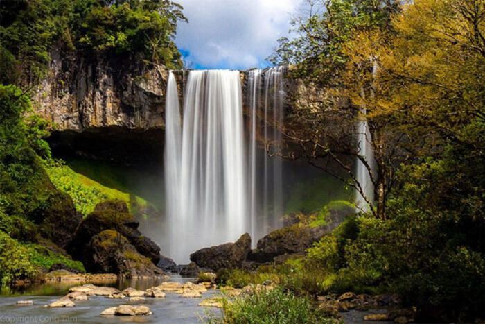 Khối đá khổng lồ như chiến binh trấn giữ vùng đất này - Ảnh: Doãn Vinh