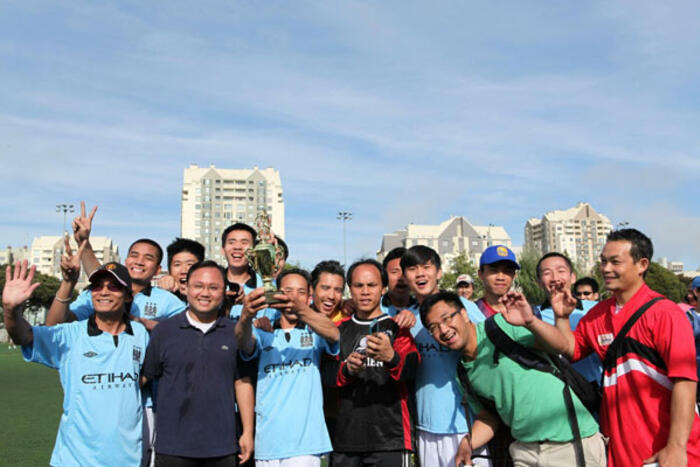 Các bạn du học sinh tại Cali và bà con kiều bào giao tham gia  giao lưu Giải bóng đá Tình bạn