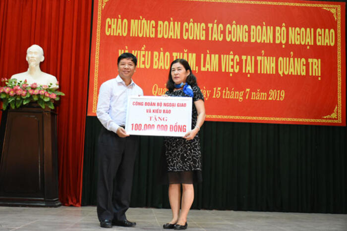 Thứ trưởng Nguyễn Quốc Cường thay mặt Công đoàn Bộ Ngoại giao và kiều bào trao tặng 100 triệu đồng cho Quỹ Vì người nghèo, tỉnh Quảng Trị