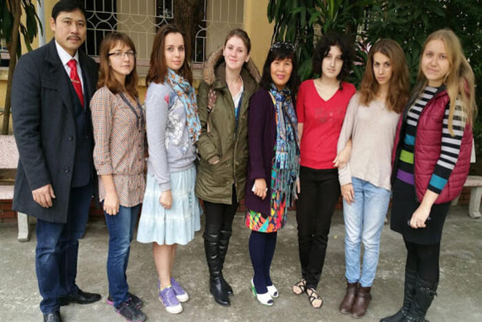TBT Hồ Sỹ Trúc chụp ảnh kỷ niệm cùng các sinh viên Ucraina