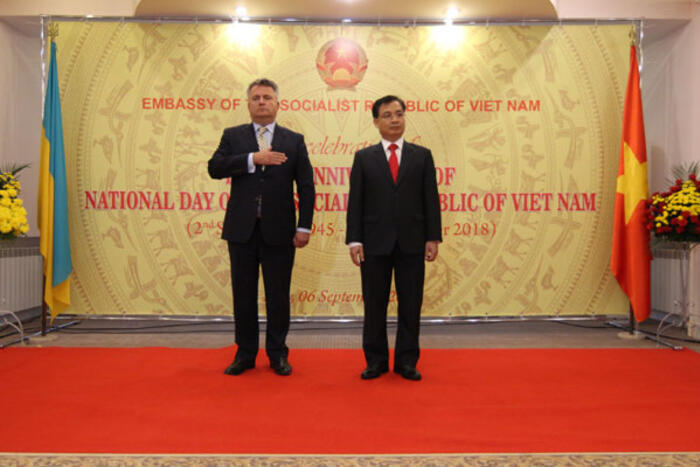 Ông  Sergty Kyslytsya, Thứ trưởng bộ Ngoại giao Ucraina  và Đại sứ Nguyễn Anh Tuấn trong lễ chào cờ