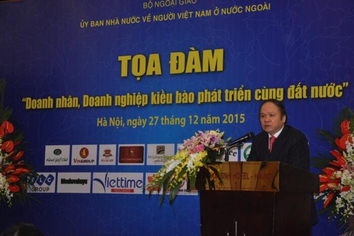 Ông Bùi Đình Dĩnh, Phó Chủ tịch kiêm Tổng thư ký Hiệp hội doanh nhân Việt Nam ở nước ngoài trình bày tham luận