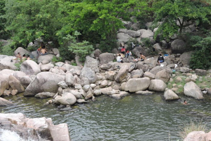 Du khách có thể tha hồ nghỉ ngơi trên những phiến đá chen chúc nhau bên dòng nước mát lạnh - Ảnh: T.Ly