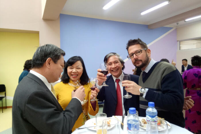 Đại sứ Cu Ba (ngoài cùng bên phải) và Đại sứ Lào (ngoài cùng bên trái) chúc mừng thành tựu to lớn của Việt Nam