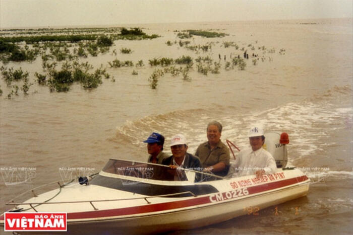PGS.TS Hồ Văn Chín đi nghiên cứu thực địa tại huyện Ngọc Hiển, tỉnh Cà Mau. Ảnh: Tư liệu